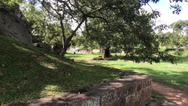 Anuradhapura, Sri Lanka, zona de parque con valla — Vídeo de stock