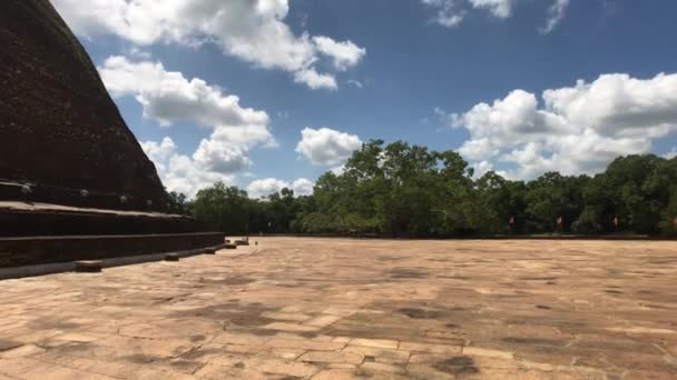 Anuradhapura, Sri Lanka, view of Dagoba at a angle — 图库视频影像