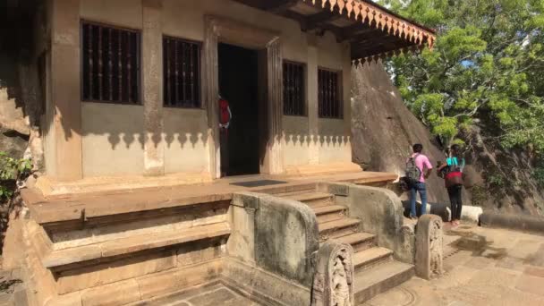 Anuradhapura, Sri Lanka, vista al templo desde un lado — Vídeo de stock