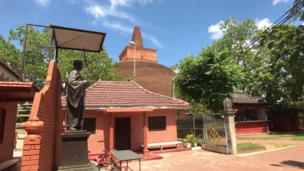 Anuradhapura, Sri Lanka, uma aldeia com vista para o templo — Vídeo de Stock