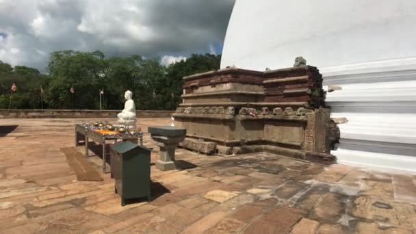 Anuradhapura, Sri Lanka, zijaanzicht van de kleine Boeddha — Stockvideo