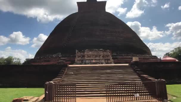 Anuradhapura, Srí Lanka, Dagoba od hlavního vchodu — Stock video