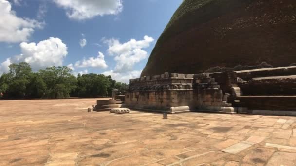 Anuradhapura, Srí Lanka, kilátás Dagobára a templom előtti utcáról — Stock videók