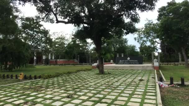 Anuradhapura, Sri Lanka, el territorio de la Universidad Entrada central — Vídeos de Stock