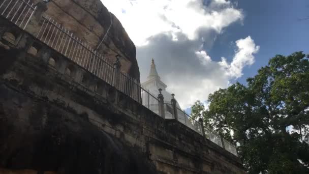 Anuradhapura, Srí Lanka, pohled z jeskyně na dogobě u hory — Stock video