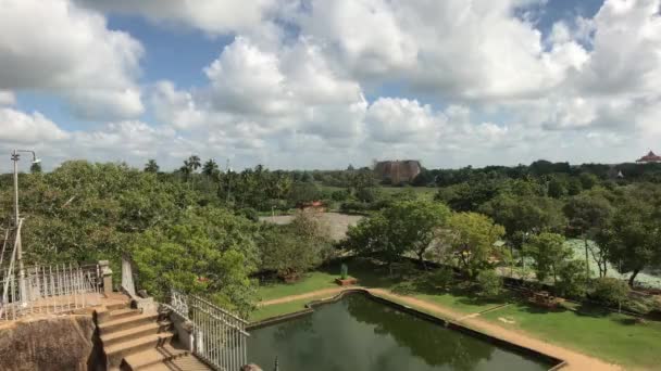 Anuradhapura, Sri Lanka, vue sur la montagne de la piscine et la ville avec parc — Video