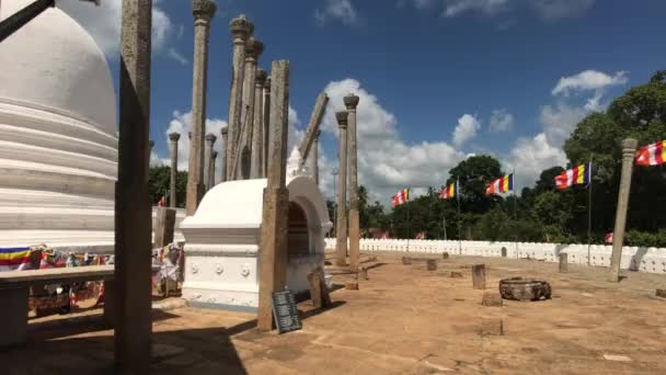 Anuradhapura, Sri Lanka, uitzicht op de koepel en de pilaren — Stockvideo