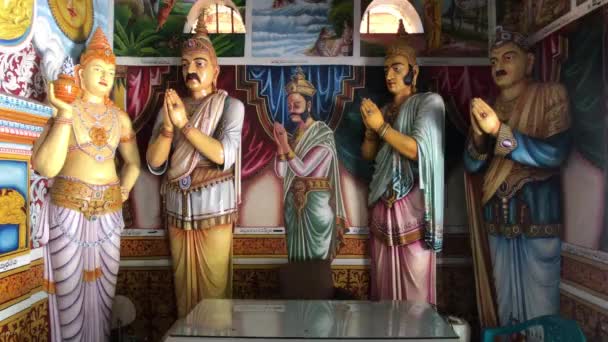 Anuradhapura, Σρι Λάνκα, αγάλματα του Βούδα στην κεντρική αίθουσα — Αρχείο Βίντεο
