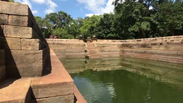 Anuradhapura, Sri Lanka, the walls of the pool for ablutions at the temple area — Stock Video