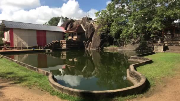 Anuradhapura, Sri Lanka, köşedeki tapınak manzaralı havuz. — Stok video