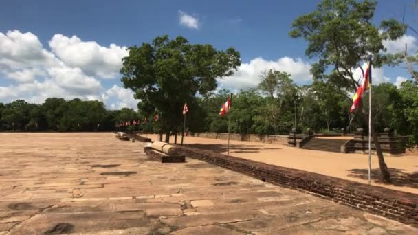 Anuradhapura, Srí Lanka, pohled na vlajky mimo Dagobah — Stock video