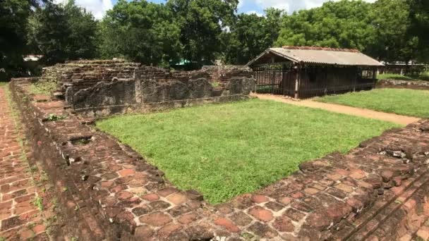 Anuradhapura, Sri Lanka, vue du côté gauche du mur et ruines du palais dans le parc royal — Video