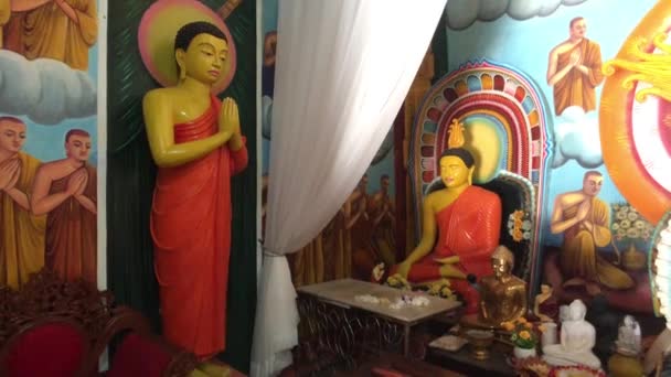 Anuradhapura, Sri Lanka, kilku Buddów w jednym pokoju — Wideo stockowe