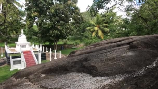 Anuradhapura, Sri Lanka, bovenaanzicht op Dagoba bij de berg — Stockvideo