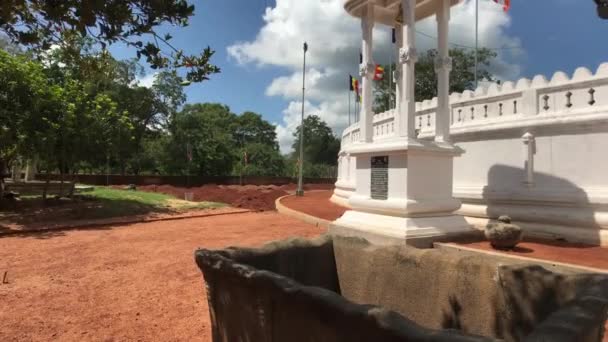 Anuradhapura, Sri Lanka, una vista de una pequeña sección de los terrenos del templo — Vídeos de Stock