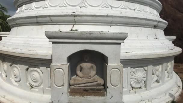 Anuradhapura, Sri Lanka, het uitzicht op de Dagoba met een kleine Boeddha — Stockvideo