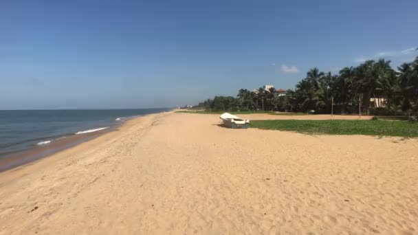 Negombo, Sri Lanka, velho barco quebrado na praia — Vídeo de Stock