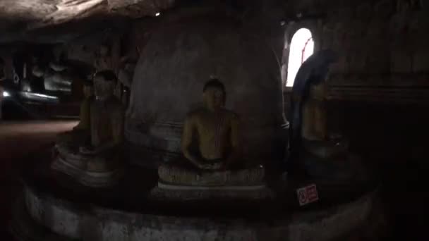 Dambulla, Sri Lanka, 25 November 2019, Kuil Gua Dambulla, Patung Buddha dengan wisatawan Bagian 3 — Stok Video