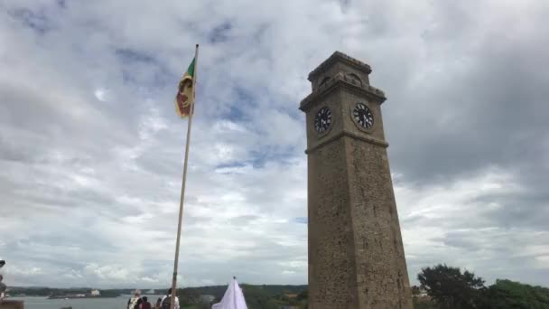 Galle, Sri Lanka, wieża zegarowa z flagą — Wideo stockowe