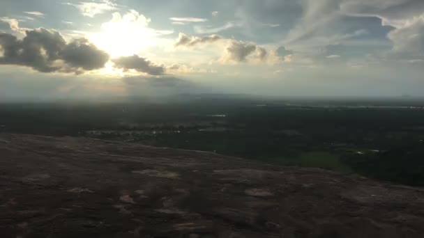 Sigirya, Sri Lanka, bulutların arkasındaki güneş. — Stok video
