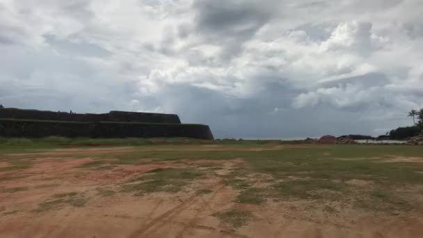 Galle, Sri Lanka, eski kalenin önünde kocaman bir tarla. — Stok video