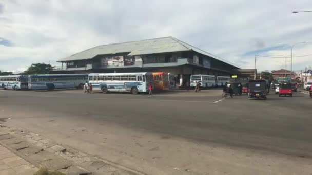 Matara, Sri Lanka, 25 de noviembre de 2019, estación de autobuses con turistas y transporte — Vídeo de stock