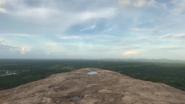 Sigiriya, Sri Lanka, vista da montanha na distância parte 2 — Vídeo de Stock