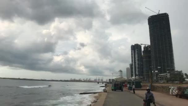 Colombo, Sri lanka, 22 november 2019, Galle Face Groene toeristen aan het water — Stockvideo