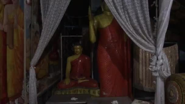 Sigiriya, Sri Lanka, 25 listopada 2019, Budda w świątyni skalnej — Wideo stockowe