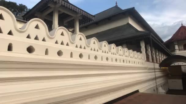 Kandy, Sri Lanka, 25 de noviembre de 2019, Sri Dalada Maligawa a lo largo de la pared principal del templo — Vídeos de Stock