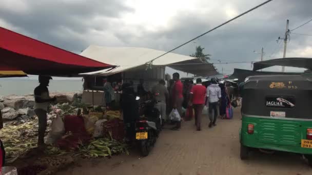 Negombo, Sri Lanka, 23 de noviembre de 2019, turistas en el mercado local parte 2 — Vídeo de stock