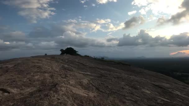 Sigiriya, Sri Lanka, vacker utsikt över bergen och molnen — Stockvideo