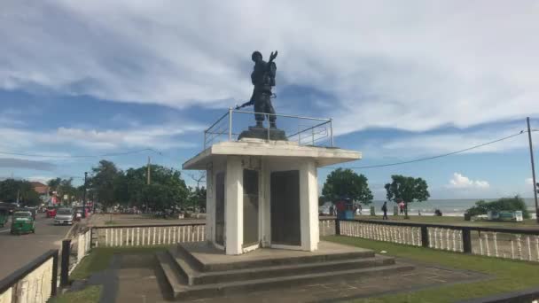 Matara, Sri Lanka, 25 november 2019, Beach Road, monument voor de soldaat — Stockvideo