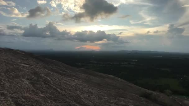 Sigiriya, Sri Lanka, tramonto sulla montagna — Video Stock