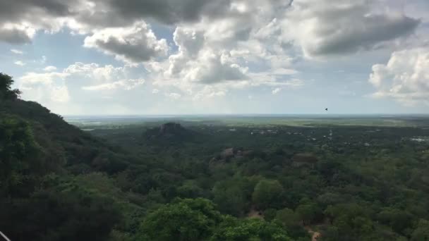 Mihintale, Sri Lanka, hermosas nubes en la distancia — Vídeo de stock