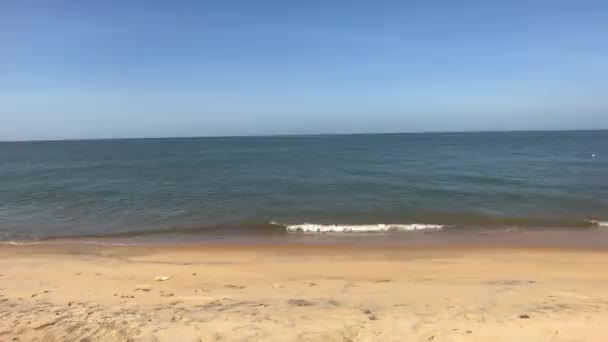 Negombo, Sri Lanka, surf de mer par temps clair 