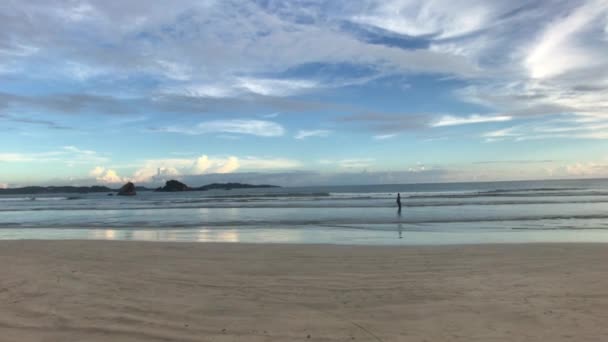 Weligama, Sri Lanka, praia larga e maré baixa no mar — Vídeo de Stock