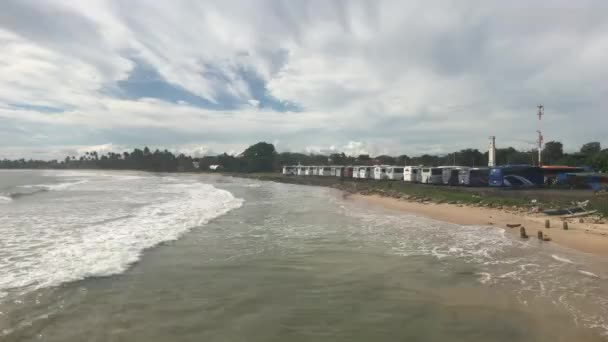 Matara, Sri Lanka, 25 november 2019, breed strand met zwemmende toeristen — Stockvideo
