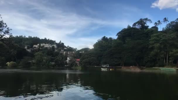斯里兰卡康提，从寺庙侧面看湖景 — 图库视频影像