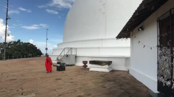 Mihintale, Sri Lanka, 2019. november 24., Mihintale Temple Complex, szerzetes a Búra hátterében — Stock videók