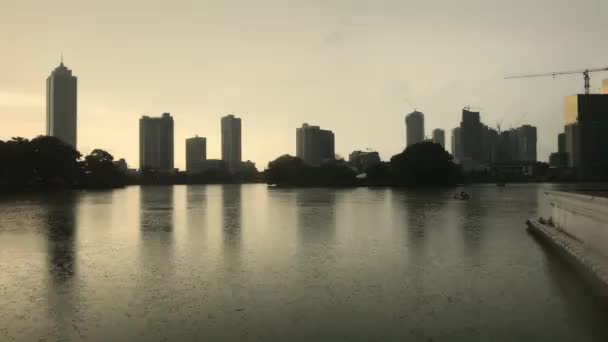 コロンボ、スリランカ、夕方の湖の背景の高層ビル — ストック動画