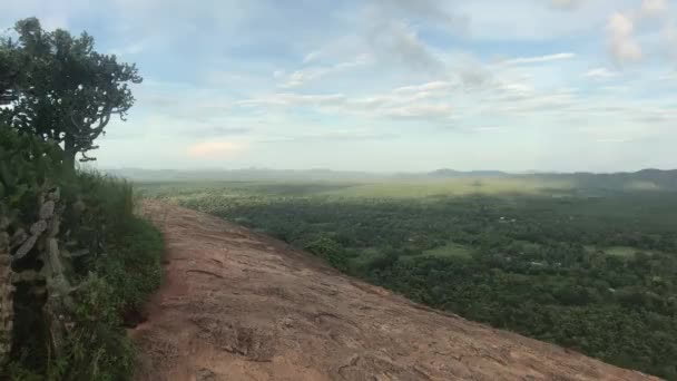 Sigiriya, Sri Lanka, część góry i horyzont — Wideo stockowe