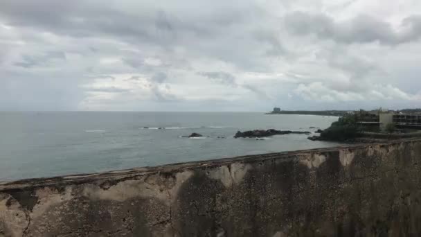 Galle, Srí Lanka, klidný oceán poblíž pevnosti — Stock video