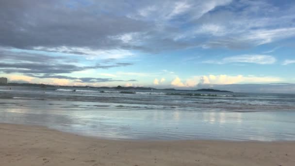 Weligama, Sri Lanka, het brede strand en de kalme zee met het getij — Stockvideo