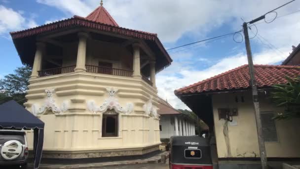 Kandy, sri lanka, eine Struktur auf dem Tempelgelände — Stockvideo