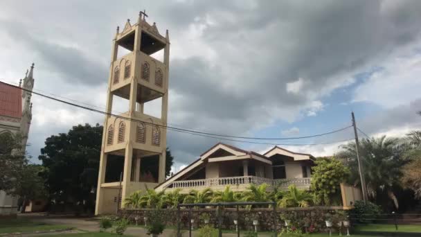 Negombo, sri lanka, 23.11.2019, st. sebastian church, Neuland bei der Kirche Blick von der Wiese auf den Glockenturm — Stockvideo