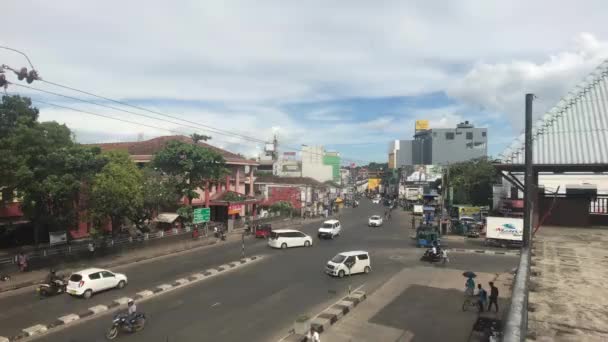 Matara, Sri Lanka, 25 Kasım 2019, Old Tangalle Bulvarı, şehir caddesi trafiği — Stok video
