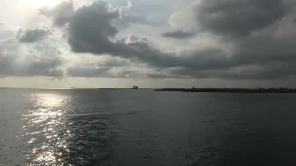 Colombo, Sri lanka, sun through the clouds at sea — Stock Video