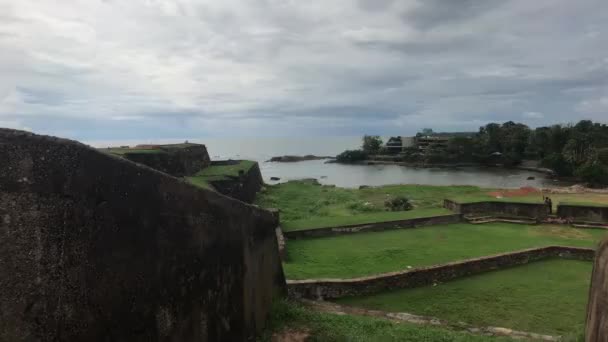 Galle, Sri Lanka, a wall against a grass background — 图库视频影像