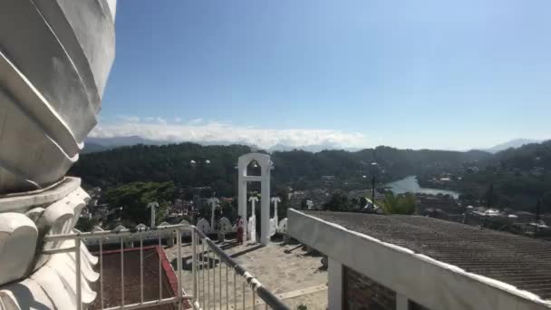 Kandy, Sri Lanka, pemandangan lonceng dari atap — Stok Video